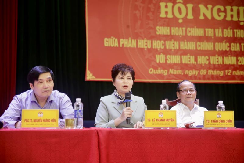 TS. Lê Thanh Huyền, Trưởng ban Quản lý Đào tạo, Học viện Hành chính Quốc gia giải đáp thắc mắc của sinh viên.