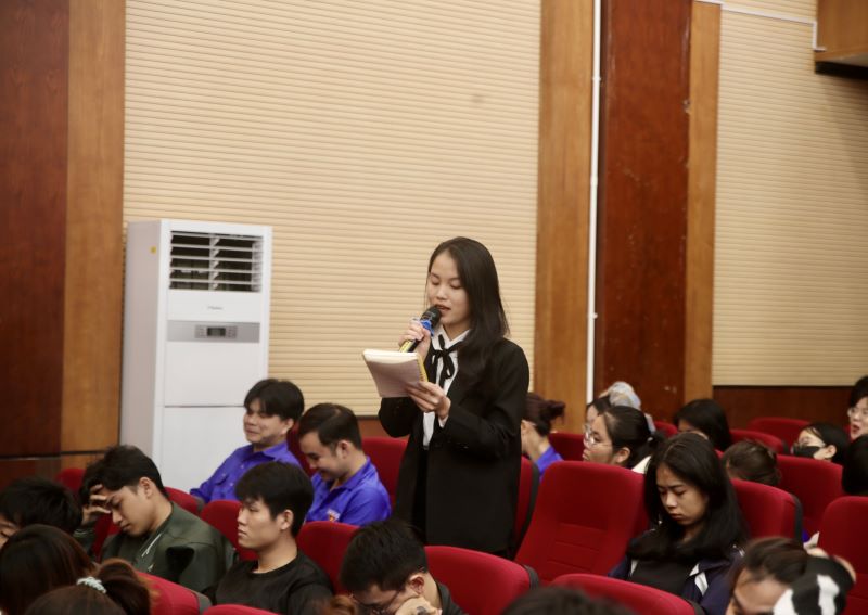 Các sinh viên phát biểu ý kiến tại Hội nghị.