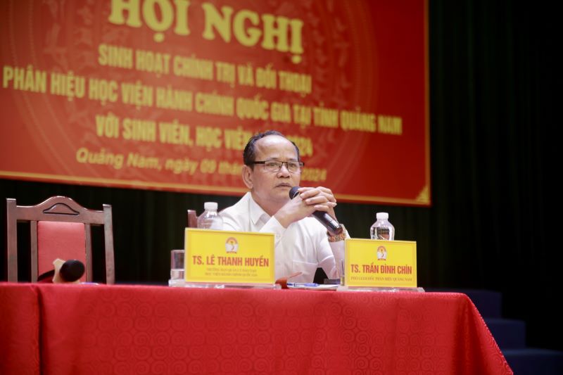 TS. Trần Đình Chín, Phó Giám đốc, Phân hiệu Quảng Nam giải đáp thắc mắc của sinh viên.
