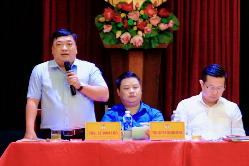 ThS. Lê Văn Lộc, Trưởng phòng Quản trị, Phân hiệu Quảng Nam giải đáp thắc mắc của sinh viên.