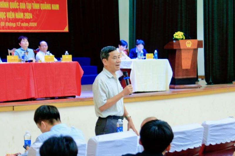 PGS, TS. Hoàng Sĩ Nguyên, Trưởng khoa Khoa Quản trị Nhân lực và Quản trị Văn phòng, Phân hiệu Quảng Nam giải đáp thắc mắc của sinh viên.