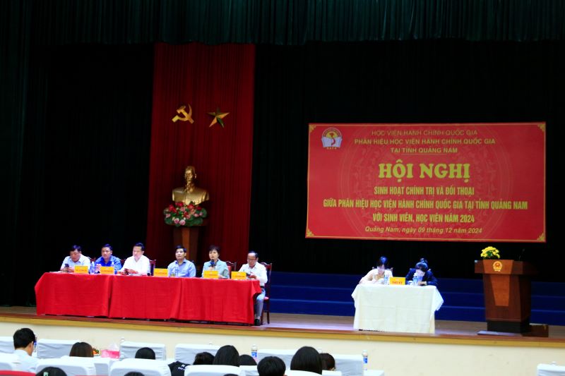 Đoàn Chủ tịch chủ trì và Thư ký tại Hội nghị.