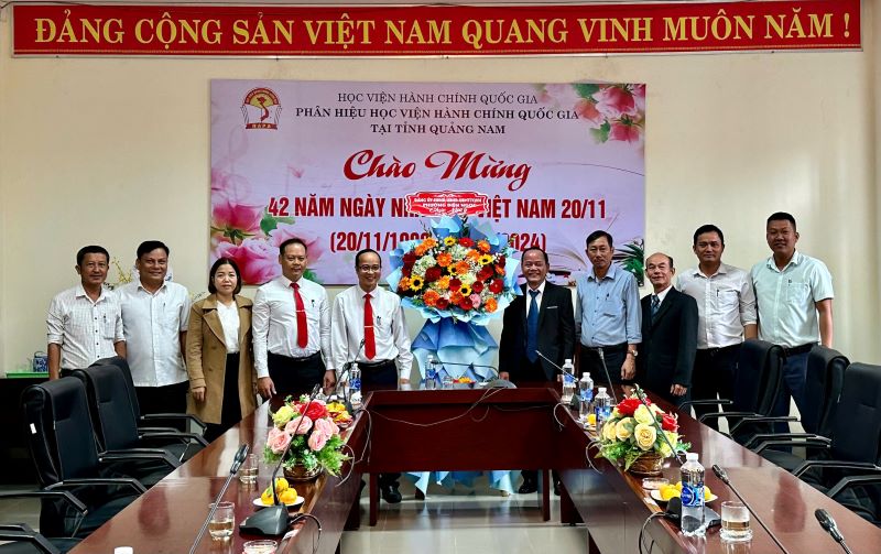 Đảng ủy, HĐND, UBND, UBMTTQVN phường Điện Ngọc, thị xã Điện Bàn, tỉnh Quảng Nam chúc mừng Phân hiệu Quảng Nam.