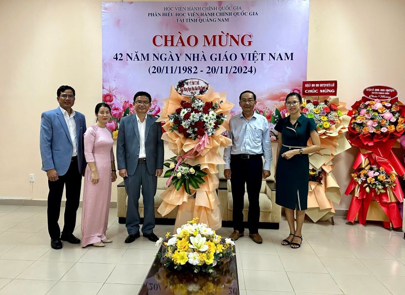 Sở Y tế tỉnh Thừa Thiên Huế chúc mừng Phân hiệu Quảng Nam.
