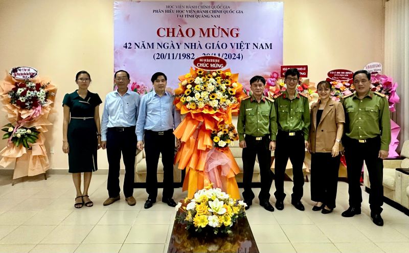 Công an tỉnh Thừa Thiên Huế chúc mừng Phân hiệu Quảng Nam.