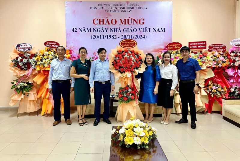 Huyện ủy, HĐND, UBND, UBMTTQVN huyện Nam Đông, tỉnh Thừa Thiên Huế chúc mừng Phân hiệu Quảng Nam.