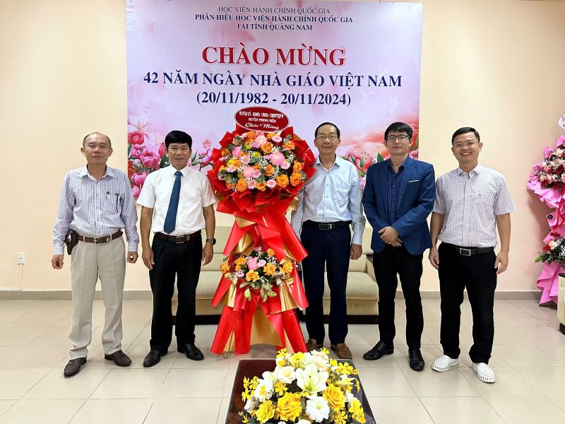 Huyện ủy, HĐND, UBND, UBMTTQVN huyện Phong Điền, tỉnh Thừa Thiên Huế chúc mừng Phân hiệu Quảng Nam.