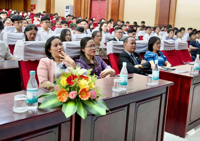 Đại biểu tham dự đại biểu tham dự chương trình.