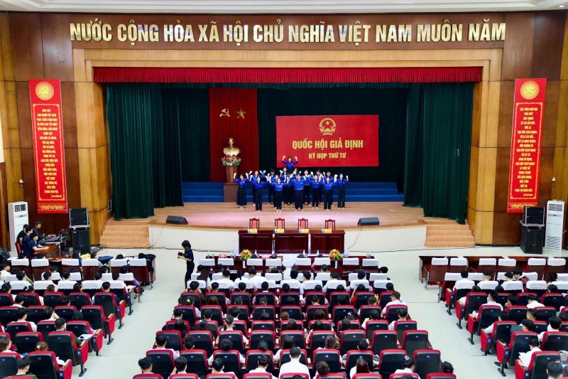Toàn cảnh chương trình “Quốc hội giả định năm 2024”.