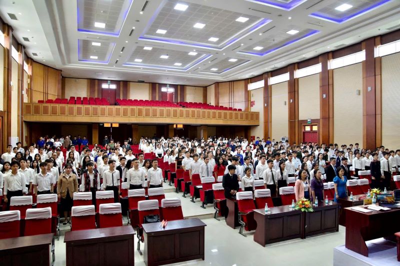 Các đại biểu tham dự thực hiện nghi thức chào cờ.