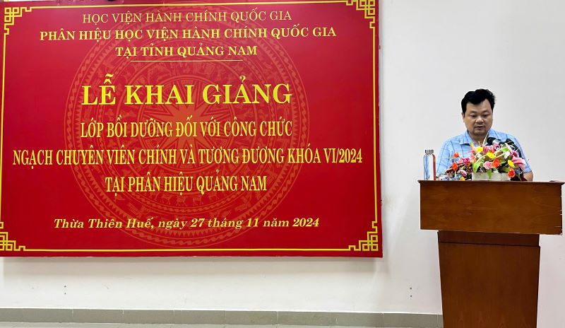 ThS. Hoàng Lê Hoài Bắc, Chuyên viên Phòng Quản lý Bồi dưỡng, Phân hiệu Quảng Nam công bố Quyết định tổ chức lớp học.