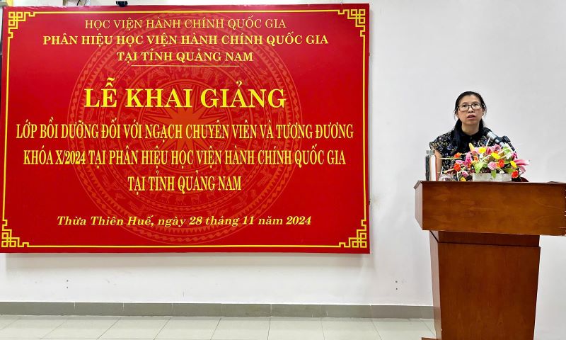 ThS. Mai Thị Phương Dung, Trưởng phòng, Phòng Quản lý Bồi dưỡng, Phân hiệu Quảng Nam phát biểu tại Lễ Khai giảng.