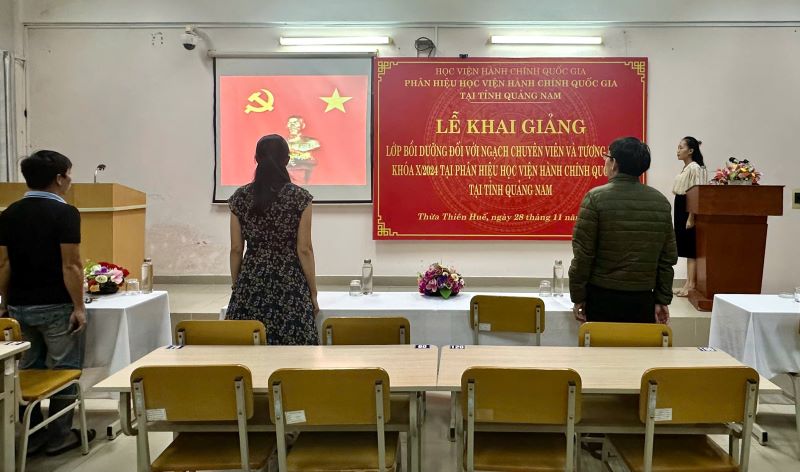 Đại biểu tại điểm cầu thành phố Huế, Phân hiệu Quảng Nam thực hiện nghi thức chào cờ.