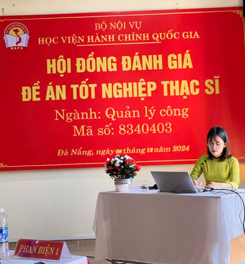 Học viên trình bày tóm tắt đề án tốt nghiệp.