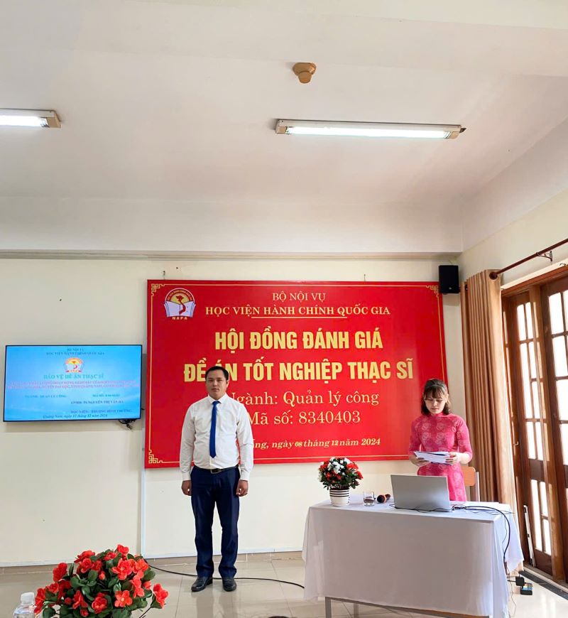 ThS. Nguyễn Thụy Ánh Ly, Phó Trưởng phòng, Phòng Quản lý Đào tạo và Công tác sinh viên công bố các Quyết định thành lập Hội đồng đánh giá đề án tốt nghiệp của các học viên.