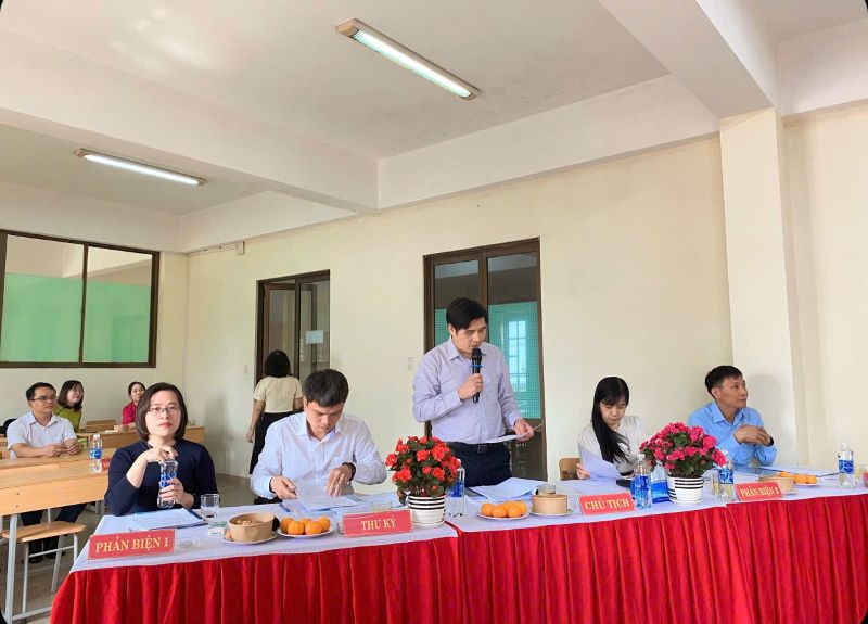 PGS.TS. Nguyễn Hoàng Hiển, Giám đốc Phân hiệu Học viện Hành chính Quốc gia tại tỉnh Quảng Nam nhận xét đề án tốt nghiệp của học viên.