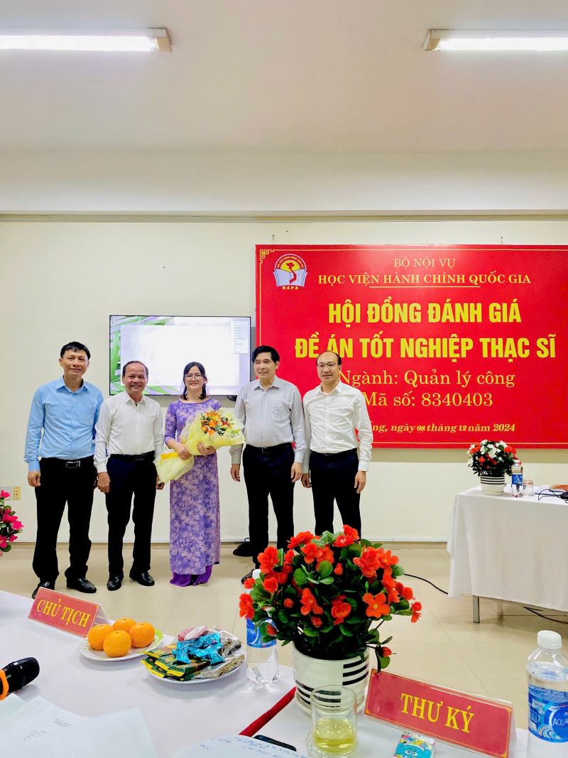 Các thành viên Hội đồng chúc mừng các học viên đã bảo vệ thành công đề án tốt nghiệp.