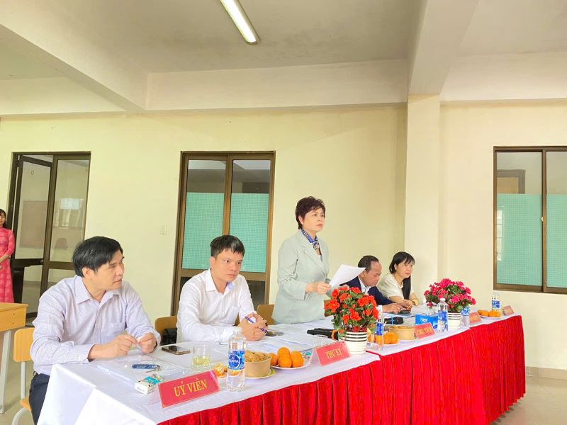 TS. Lê Thanh Huyền, Trưởng ban Ban Quản lý Đào tạo, Học viện Hành chính Quốc gia nhận xét đề án tốt nghiệp của học viên.