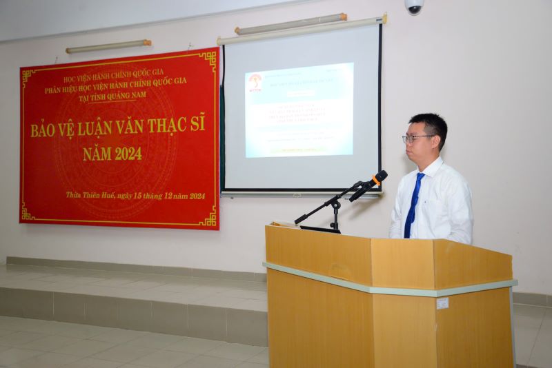 Các học viên trình bày tóm tắt đề án và luận văn tốt nghiệp Thạc sĩ.