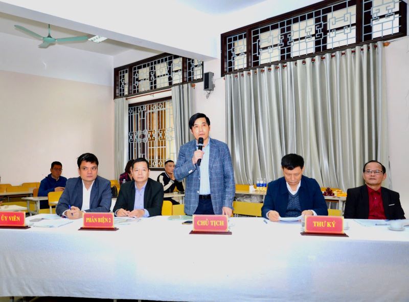 PGS.TS. Nguyễn Hoàng Hiển, Giám đốc Phân hiệu Học viện Hành chính Quốc gia tại tỉnh Quảng Nam nhận xét đề án và luận văn tốt nghiệp của các học viên.