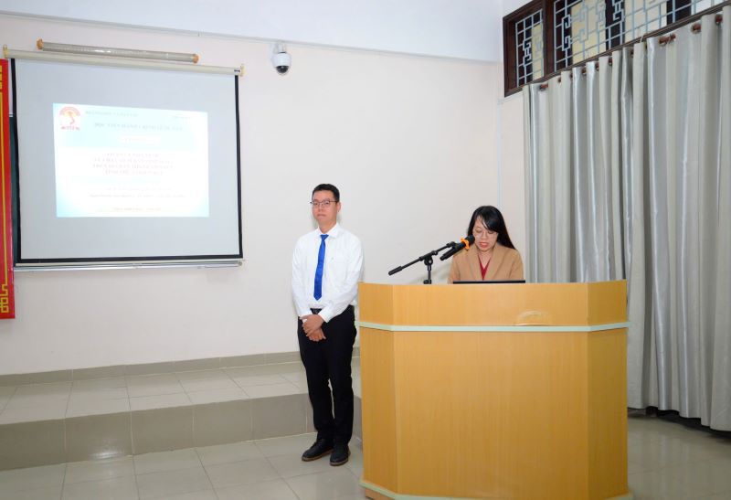ThS. Phan Huyền Trang, Chuyên viên Phòng QLĐT và CTSV công bố Quyết định thành lập Hội đồng đánh giá đề án và luận văn tốt nghiệp Thạc sĩ của các học viên.