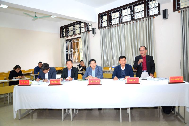 TS. Trần Đình Chín, Phó Giám đốc Phân hiệu Học viện Hành chính Quốc gia tại tỉnh Quảng Nam nhận xét đề án và luận văn tốt nghiệp của các học viên.