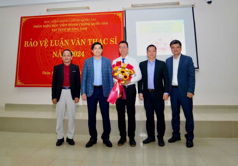 Thành viên Hội đồng chúc mừng các học viên đã bảo vệ thành công đề án và luận tốt nghiệp.