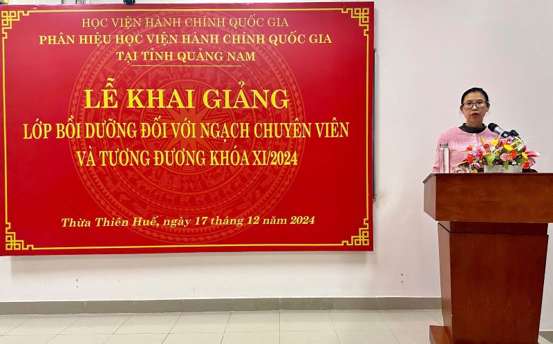 ThS. Mai Thị Phương Dung, Trưởng phòng, Phòng Quản lý Bồi dưỡng, Phân hiệu Quảng Nam công bố Quyết định tổ chức lớp học.