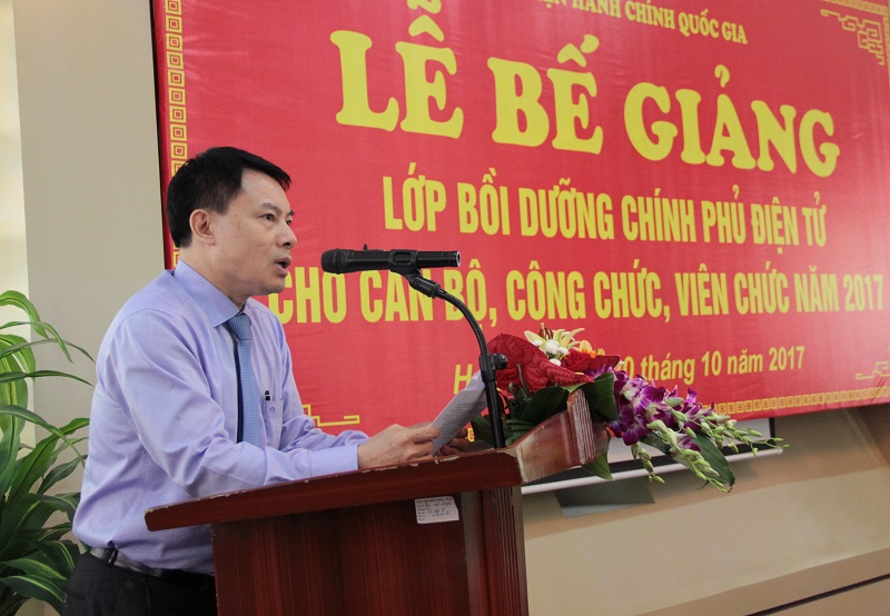 ThS. Tống Đăng Hưng – Phó Trưởng Khoa Đào tạo, bồi dưỡng công chức và tại chức công bố quyết định của Giám đốc Học viện về việc công nhận hoàn thành khóa học đối với các học viên