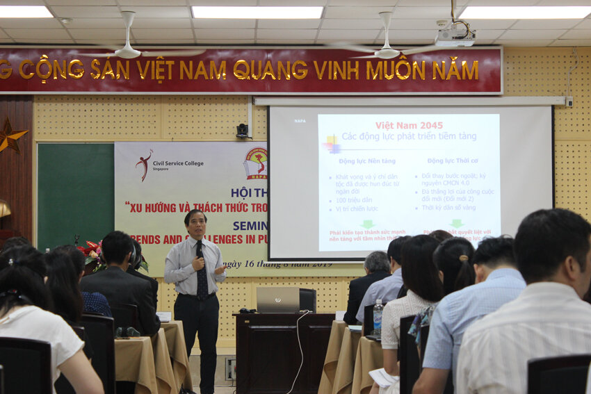 PGS.TS. Vũ Minh Khương, trường Chính sách công Lý Quang Diệu Xinh-ga-po, Thành viên Tổ tư vấn kinh tế của Thủ tướng Việt Nam trình bày tham luận tại Hội thảo trình bày tham luận tại Hội thảo