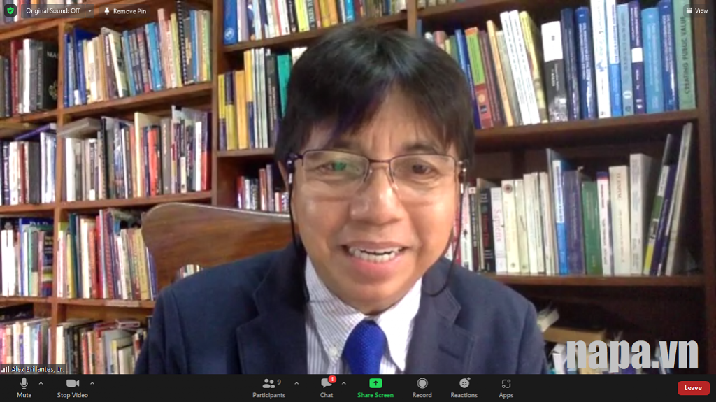 TS. Alex Brillantes Jr. phát biểu tại buổi làm việc.