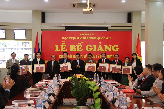 TS. Lê Như Thanh – Phó Giám đốc Thường trực Học viện trao chứng chỉ và trao Quyết định khen thưởng cho các học viên