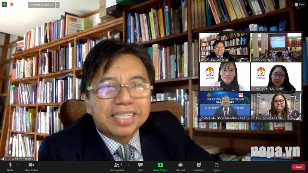 TS. Alex Brillantes Jr. phát biểu tại buổi làm việc.
