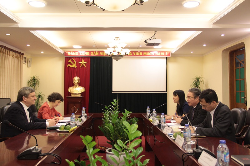 Quang cảnh buổi làm việc