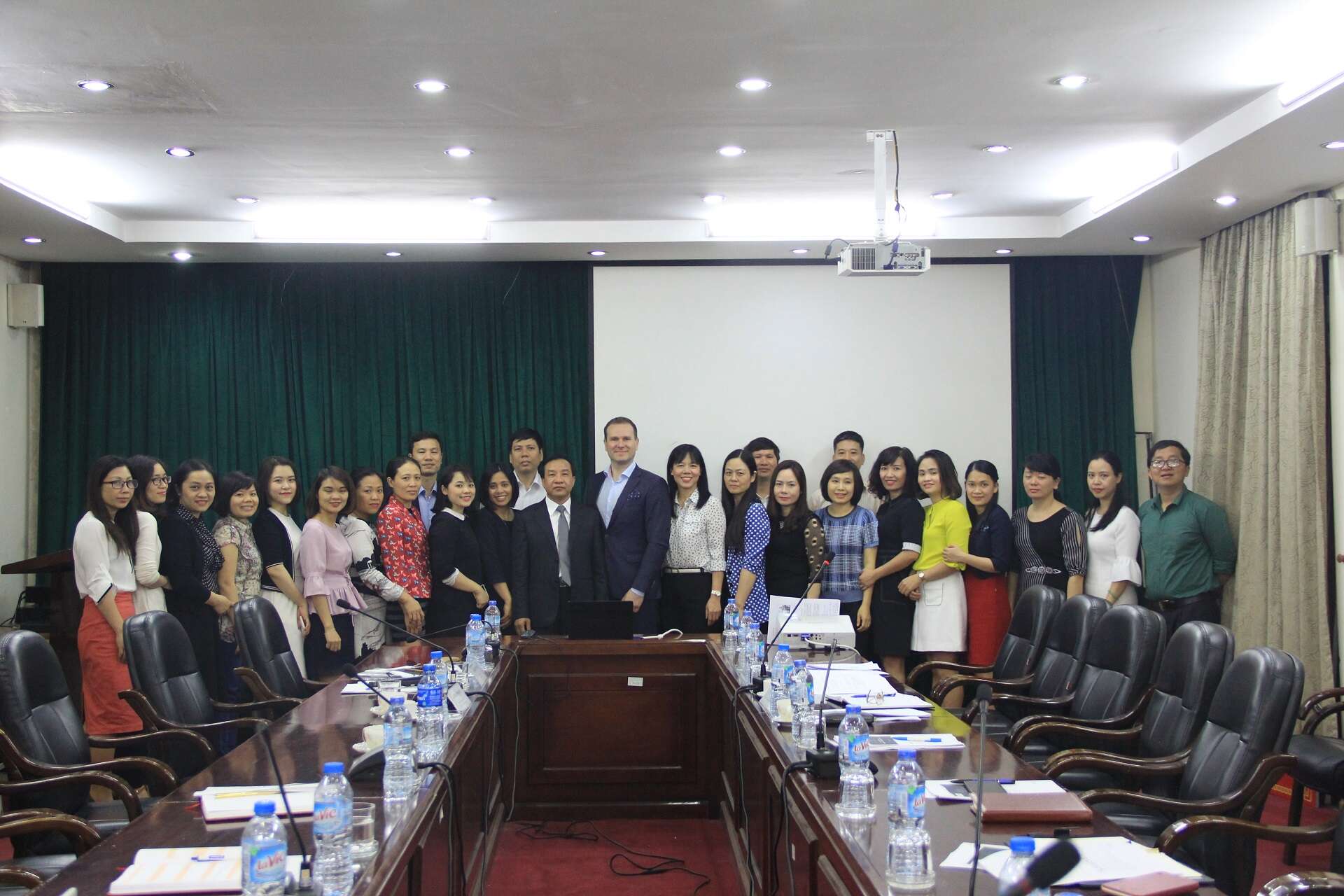 Lãnh đạo, Cán bộ và giảng viên Học viện chụp ảnh lưu niệm với giáo sư Đại học Tampere