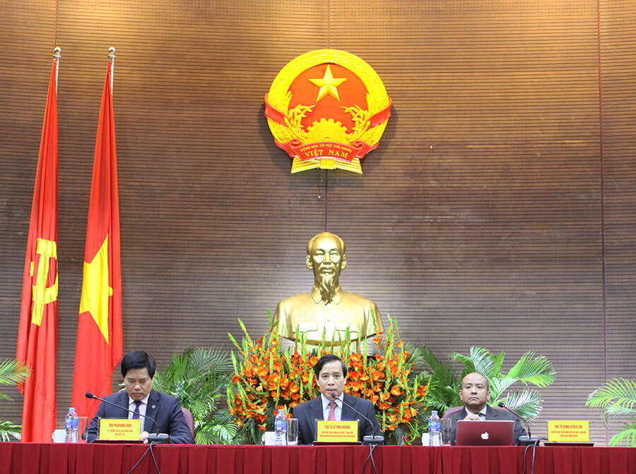 Vụ trưởng Vụ Cải cách hành chính, Bộ Nội vụ Phạm Minh Hùng (trái) và các chuyên gia: PGS. TS. Vũ Minh Khương, Trường Chính sách công Lý Quang Diệu, Singapore (giữa) và PGS. TS. Keneth Paul Tan,nguyên Phó Hiệu trưởng Trường Chính sách công Lý Quang Diệu, Singapore (phải) tại Hội thảo