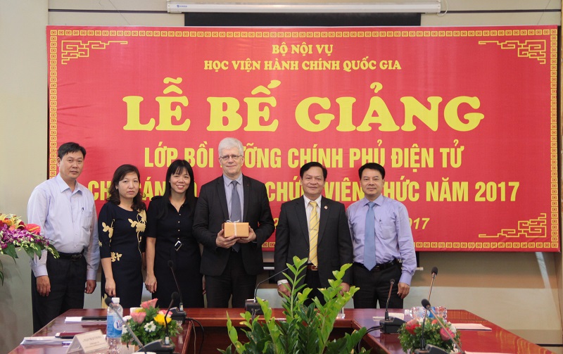 Học viện tặng quà lưu niệm cho Ông Jean Francois Verdier – Tổng Thanh tra Tài chính, nguyên Tổng cục trưởng Tổng cục Hành chính và Công vụ Pháp