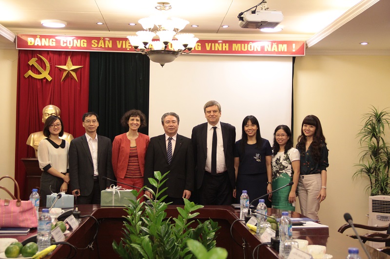 Các đại biểu tham dự buổi làm việc