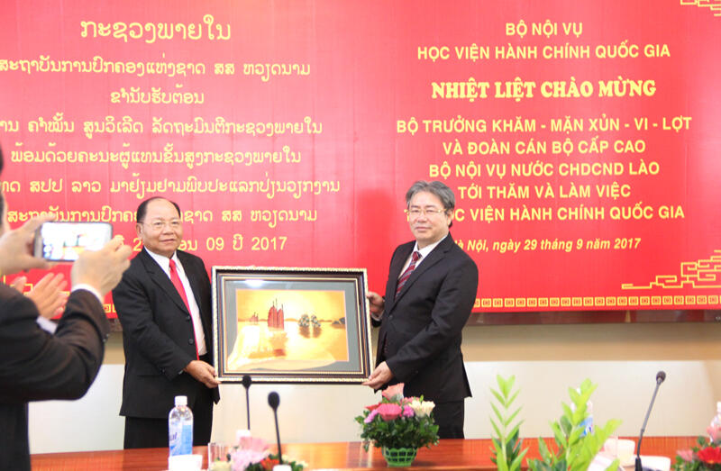 Giám đốc Học viện và Bộ trưởng nước CHDCND Lào trao quà lưu niệm
