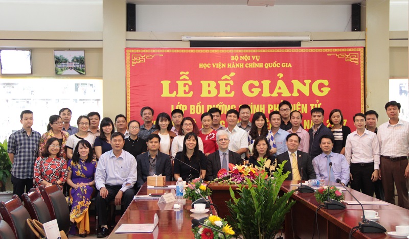 Chuyên gia Pháp cùng các học viên của lớp bồi dưỡng