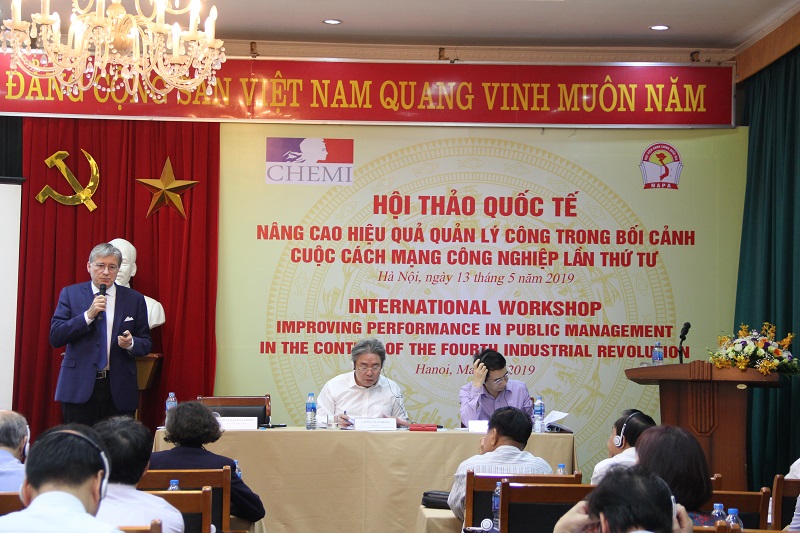 Ông Jean Martin Jaspers – Giám đốc CHEMI trình bày tham luận “Cách tiếp cận của Cộng hòa Pháp nhằm nâng cao hiệu quả quản lý công trong bối cảnh cuộc cách mạng công nghiệp lần thứ tư”
