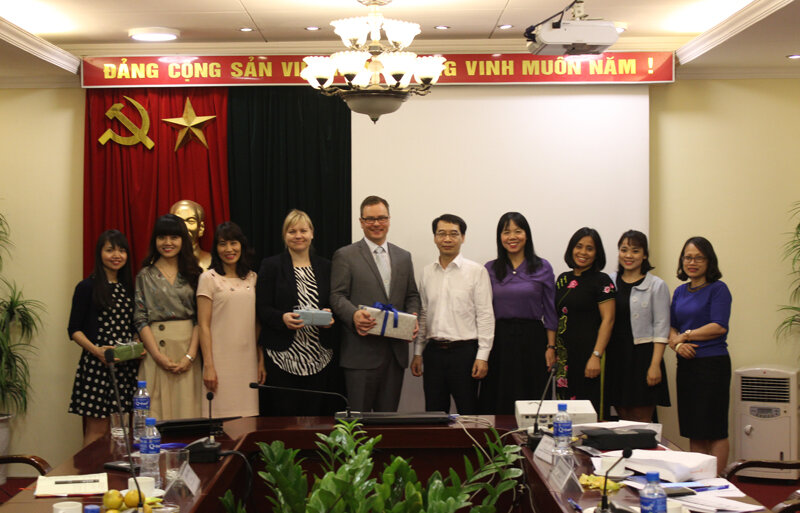 Các đại biểu tham dự buổi làm việc chụp hình lưu niệm