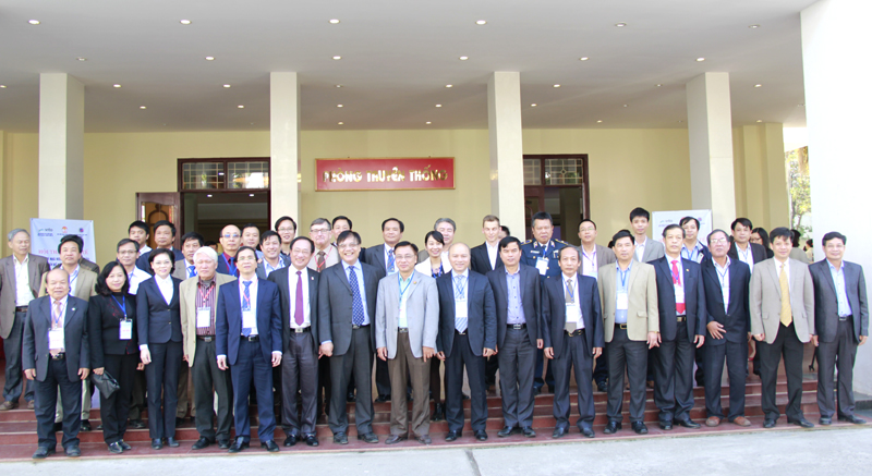 Các đại biểu chụp hình lưu niệm