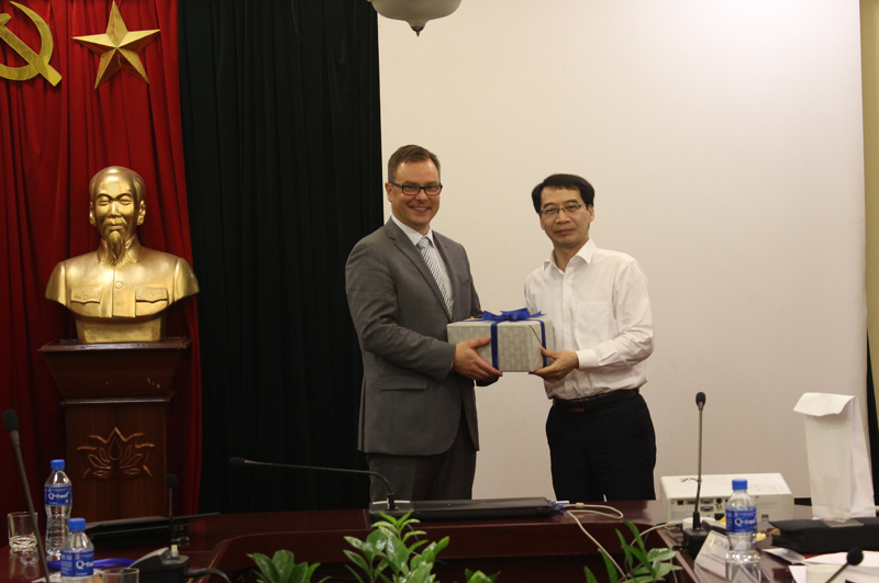 PGS. TS. Lương Thanh Cường, Phó Giám đốc Học viện trao quả lưu niệm cho TS. Harri Laihonen, Phụ trách Nghiên cứu, Đại học Tampere, Đại học Phần Lan