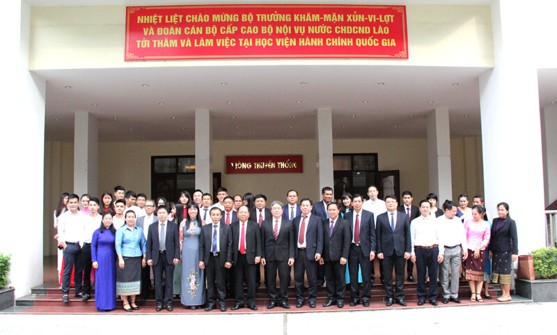 Đại biểu chụp hình lưu niệm