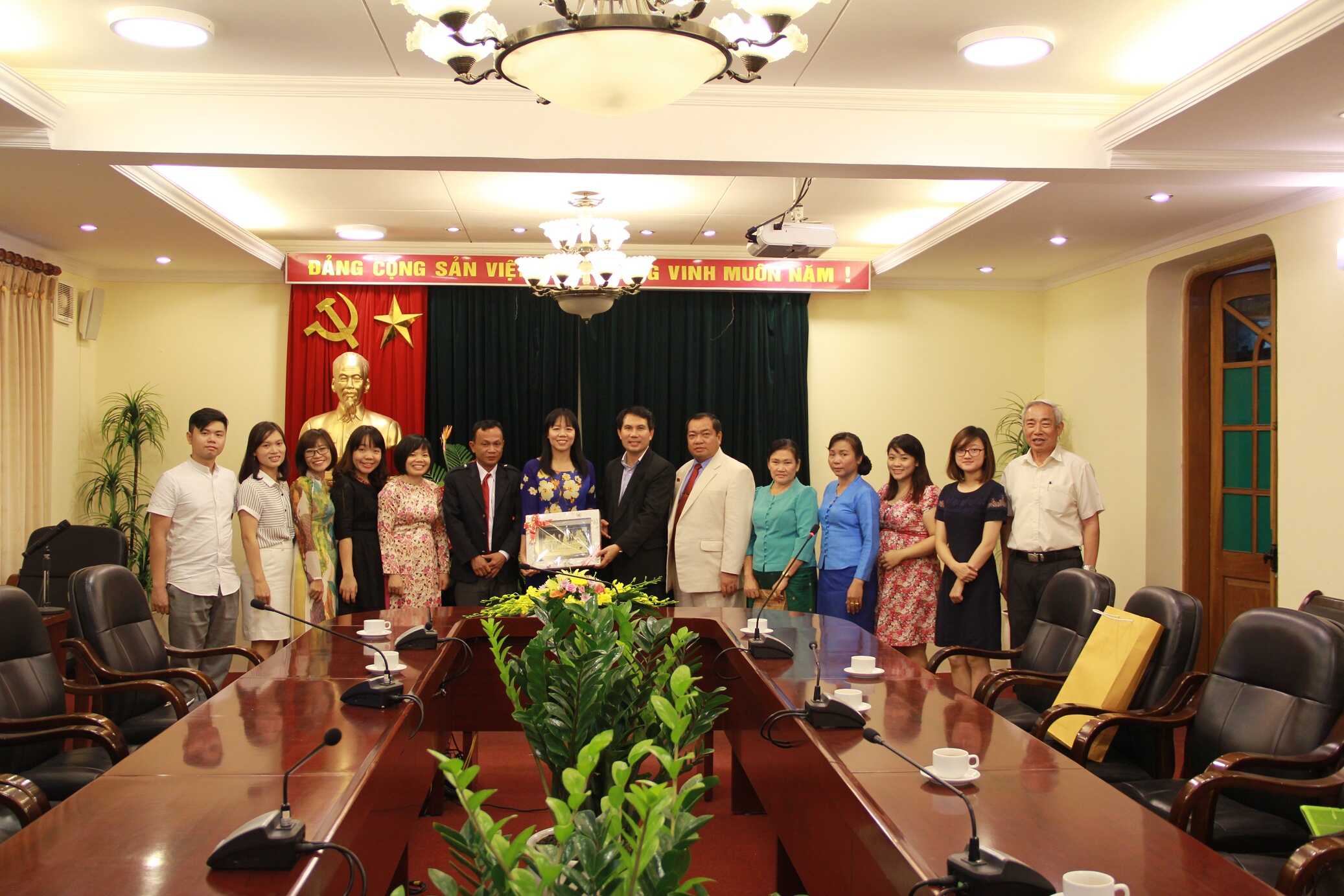 Đoàn học viên Lào chụp ảnh lưu niệm với Ban Hợp tác Quốc tế