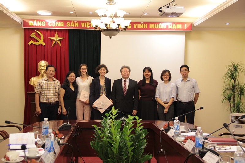 Các đại biểu tham dự chụp hình lưu niệm