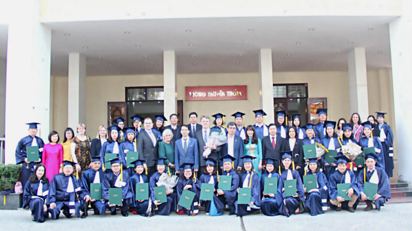 Các đại biểu chụp hình lưu niệm cùng tân thạc sĩ