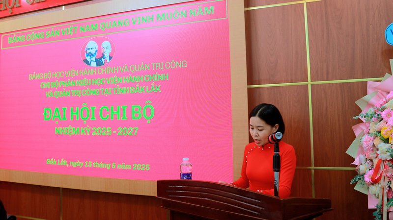 Đồng chí Trần Thị Mai trình bày tham luận tại Đại hội
