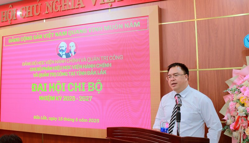 Đồng chí Nguyễn Quốc Sửu - Ủy viên Ban Thường vụ Đảng ủy, Phó Giám đốc Học viện Hành chính và Quản trị công, phụ trách Phân hiệu Học viện Hành chính và Quản trị công tại tỉnh Đắk Lắk phát biểu chỉ đạo Đại hội